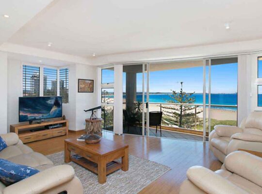 عمارت با استخر خصوصی و باغ محوطه سازی شده