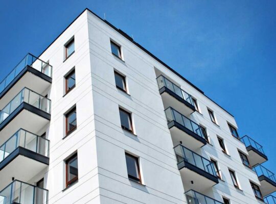 عمارت با استخر خصوصی و باغ محوطه سازی شده