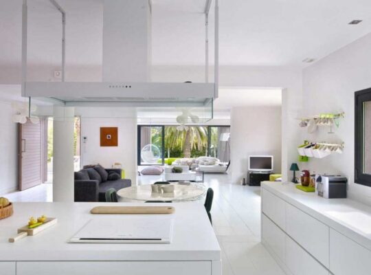 عمارت با استخر خصوصی و باغ محوطه سازی شده