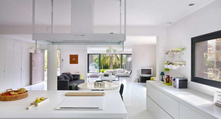 عمارت با استخر خصوصی و باغ محوطه سازی شده