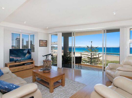 عمارت با استخر خصوصی و باغ محوطه سازی شده