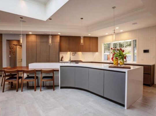 عمارت با استخر خصوصی و باغ محوطه سازی شده